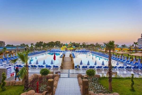 Außenbereich des Eftalia Ocean Resorts mit Swimmingpool, Sonnenliegen und Wasserrutsche