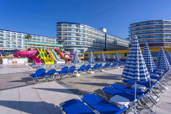 Außenbereich des Eftalia Ocean Hotels mit Pools und Liegestühlen.