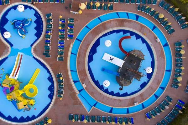 Luftaufnahme des Schwimmbads des Eftalia Ocean Hotels mit Wasserrutschen und Liegestühlen.