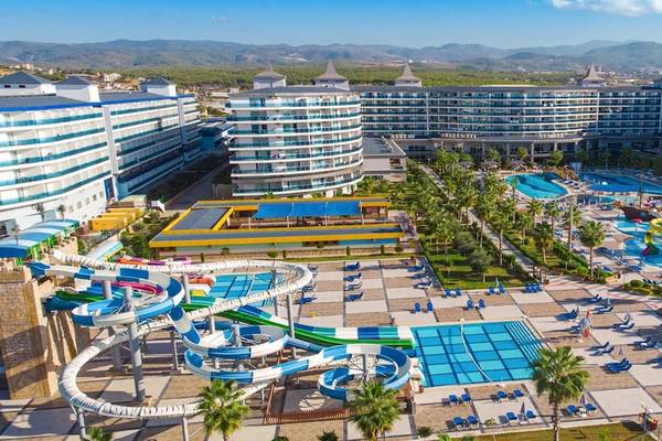 Luftaufnahme des Eftalia Ocean Resorts mit Swimmingpools und Wasserrutschen.