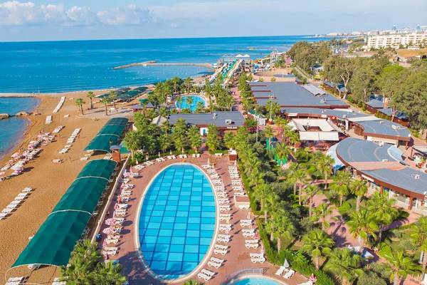 Luftaufnahme des Eftalia Ocean Hotels mit Strand und Poolbereich.