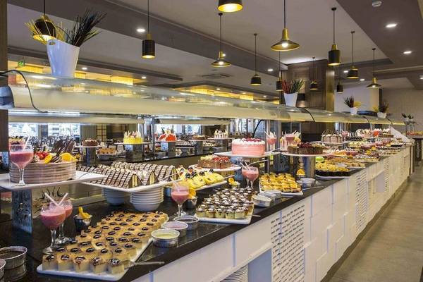 Überladener Buffettisch mit verschiedenen Desserts im Hotel Eftalia Ocean.