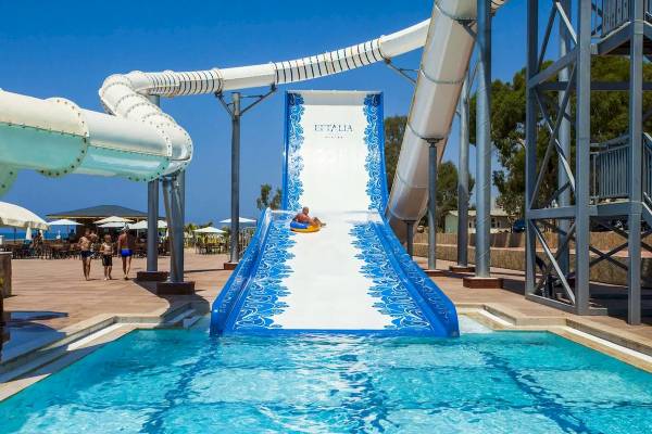 Wasserrutsche im Eftalia Ocean Hotel mit einem Mann auf einem Schwimmreifen.
