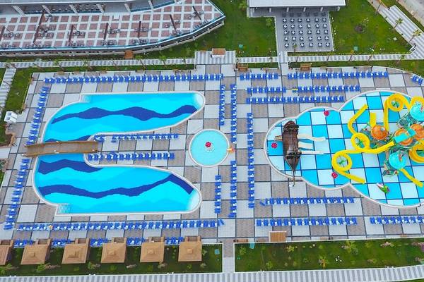 Luftaufnahme des Eftalia Ocean Resorts mit zwei Schwimmbädern und vielen Liegestühlen.