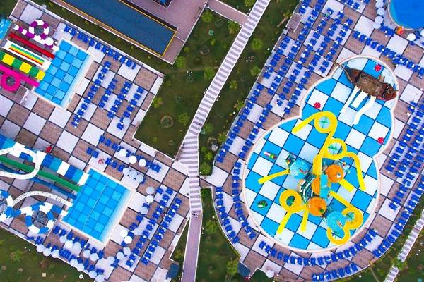 Luftaufnahme des Eftalia Ocean Wasserparks mit Rutschen, Pools und Sonnenliegen.