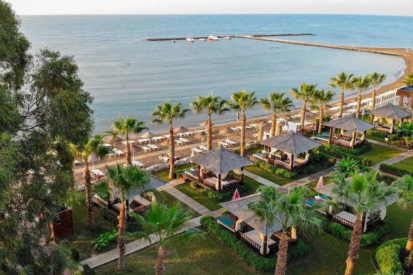 Luftaufnahme des Eftalia Ocean Hotels mit Blick auf den Strand, Palmen und Meer