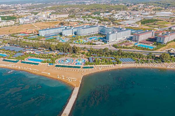 Eftalia Ocean Resort Außenansicht mit mehreren Pools und Strandbereichen.