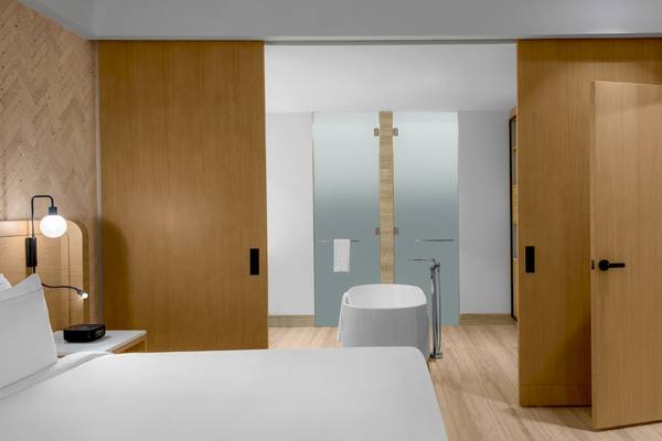 Innenansicht eines Zimmers im Hilton Tulum Riviera Maya All-Inclusive Resort mit offenem Badezimmer