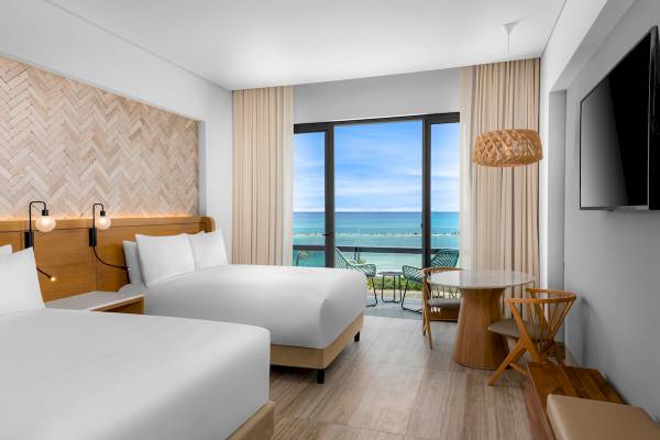 Zimmer im Hilton Tulum Riviera Maya All-Inclusive Resort mit Blick auf den Ozean.