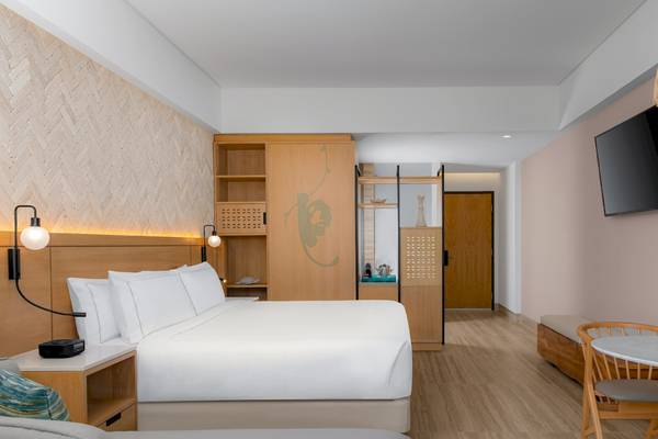 Zimmer im Hilton Tulum Riviera Maya All-Inclusive Resort mit Bett, Tisch und Fernseher.