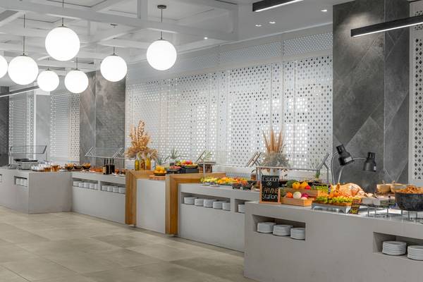 Buffetbereich im Hilton Tulum Riviera Maya All-Inclusive Resort mit verschiedenen Speisen und einer modernen Einrichtung.