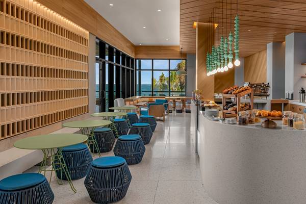 Innenansicht des Cafés im Hilton Tulum Riviera Maya All-Inclusive Resort mit Blick auf das Meer.