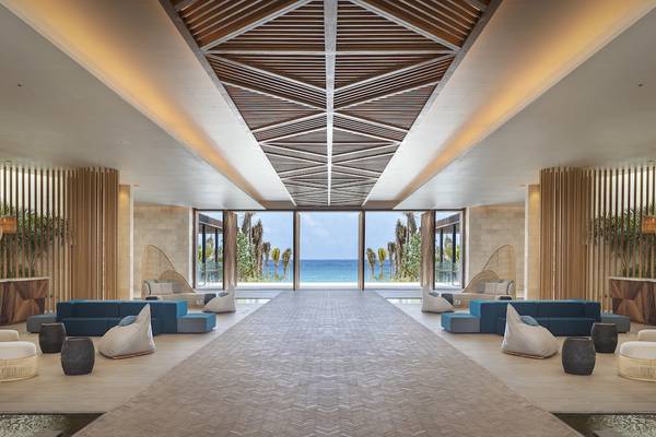 Lobby des Hilton Tulum Riviera Maya All-Inclusive Resorts mit Blick auf das Meer.
