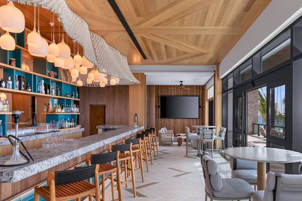 Innenansicht der Bar im Hilton Tulum Riviera Maya All-Inclusive Resort mit Blick auf das Meer.