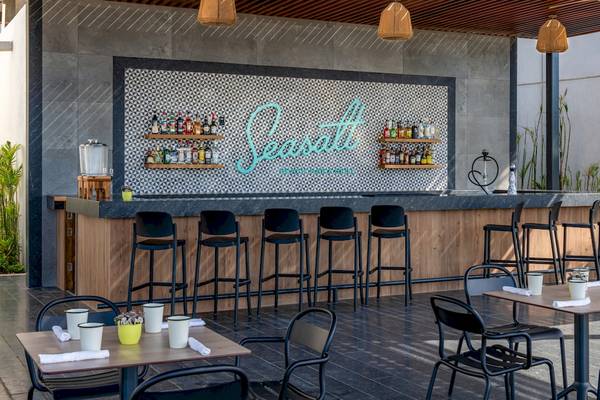 Lounge-Bereich der Seasalt Beach Bar & Grill im Hilton Tulum Riviera Maya All-Inclusive Resort.