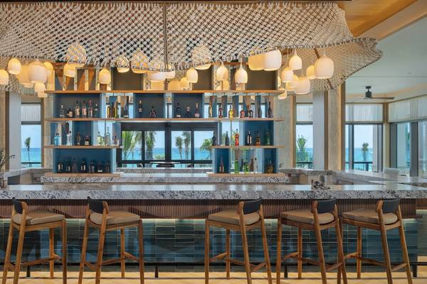 Bar im Hilton Tulum Riviera Maya All-Inclusive Resort mit Blick auf den Ozean