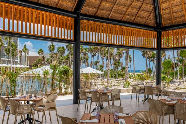 Terrassenrestaurant des Hilton Tulum Riviera Maya All-Inclusive Resorts mit Blick auf den Ozean