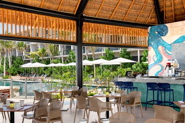 Pool-Bar im Hilton Tulum Riviera Maya All-Inclusive Resort mit Blick auf den Pool und Loungebereich