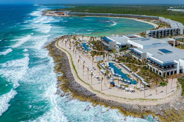 Luftaufnahme des Hilton Tulum Riviera Maya All-Inclusive Resorts mit Pool, Strand und Meer