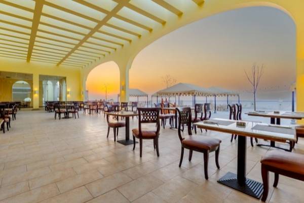 Innenansicht des Restaurants im Siva Golden Bay Makadi Hotel mit Tischen und Stühlen.
