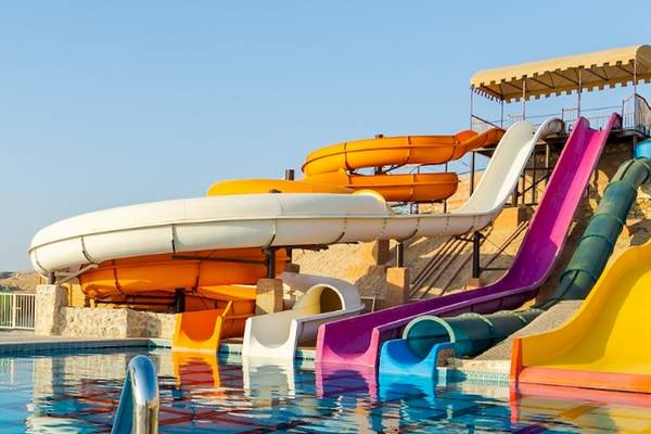 Mehrere bunte Wasserrutschen im Siva Golden Bay Makadi Hotel