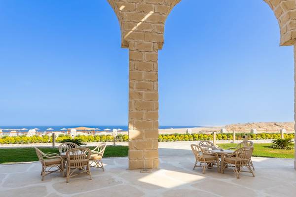 Terrasse des Siva Golden Bay Makadi Hotels mit Blick auf das Meer und den Strand