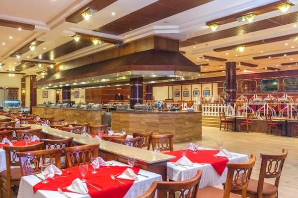 Restaurant des Siva Golden Bay Makadi Hotels mit Tisch und Stühlen, das Interieur ist elegant.