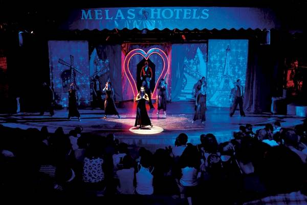 Live-Aufführung auf der Bühne des Melas Resort Hotels mit Schauspielern und Publikum.