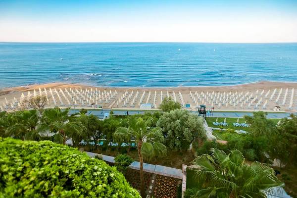 Luftaufnahme des Melas Resorts mit Blick auf die belebte Strandlinie und das Meer.
