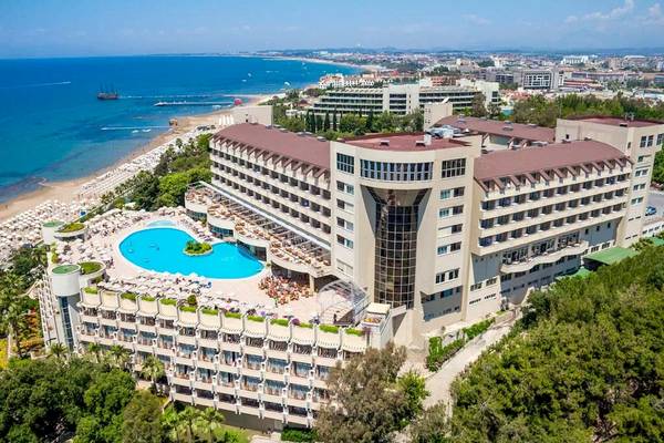 Luftaufnahme des Melas Resorts mit Pool und Meer im Hintergrund.