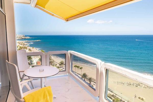 Balkon des Europalace Hotels mit Blick auf das Meer und den Strand