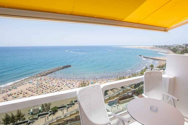 Aussicht vom Balkon des Europalace Hotels auf einen Strand mit vielen Sonnenschirmen und Menschen
