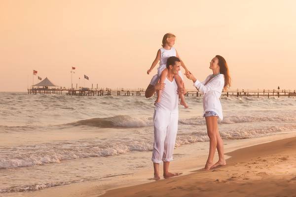 Familie am Strand vor dem Novum Garden Side Hotel