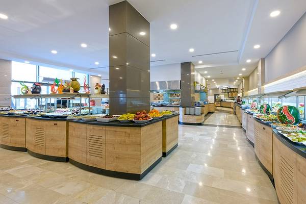 Buffet im Novum Garden Side Hotel mit vielen verschiedenen Speisen.