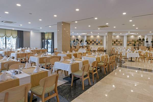 Restaurant im Novum Garden Side Hotel mit gedeckten Tischen und Stühlen.
