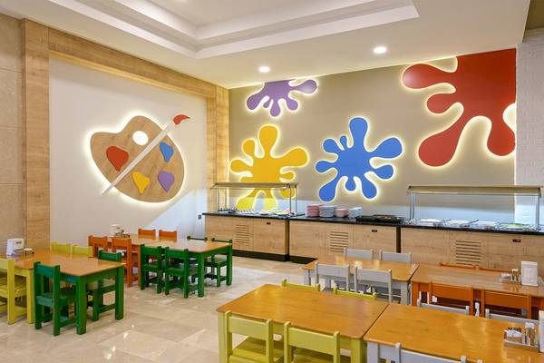 Farbig gestalteter Kinderbereich im Novum Garden Side Hotel mit bunten Möbeln und Wandgestaltung.