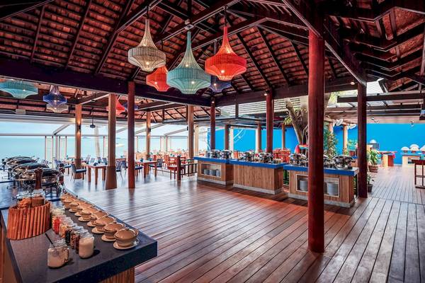 Innenbereich des Restaurants im Bandara Resort & Spa, Samui mit Blick auf das Meer.