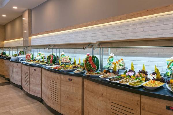 Buffetbereich im Novum Garden Side Hotel mit verschiedenen Speisen und Dekorationen.