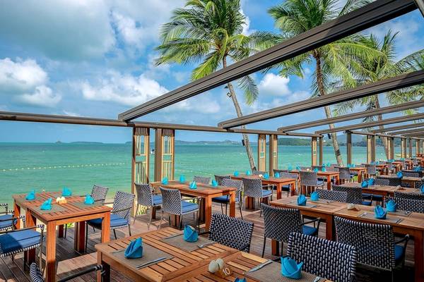 Terrasse des Bandara Resort & Spa auf Samui mit Blick auf das Meer und Palmen
