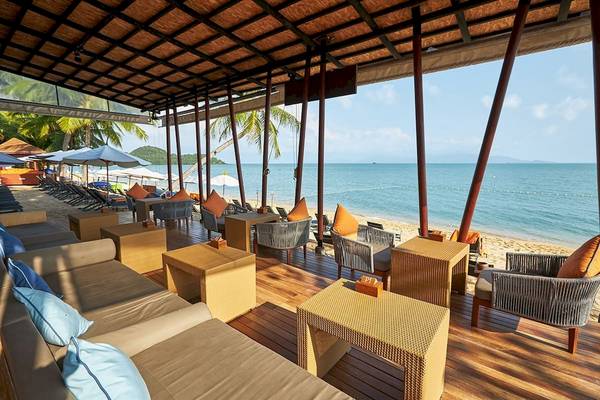 Terrasse des Bandara Resort & Spa auf Samui mit Blick auf den Strand und Ozean