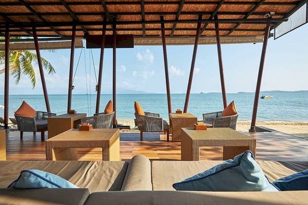 Außenbereich des Bandara Resort & Spa, Samui mit Blick auf den Strand und das Meer
