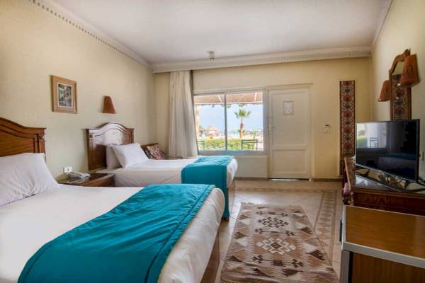 Doppelzimmer im Shams Safaga Resort mit zwei Betten und Meerblick