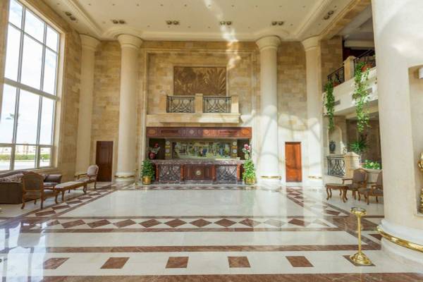 Lobby des Shams Safaga Resorts mit Marmorboden, hohen Säulen und großen Fenstern.