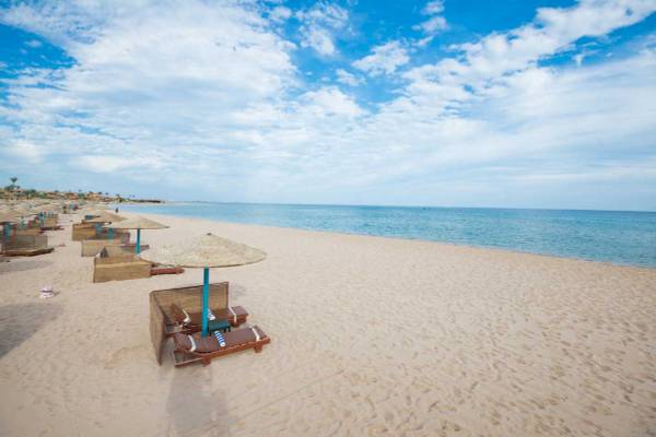 Strand des Shams Safaga Resorts mit Sonnenliegen und Sonnenschirmen
