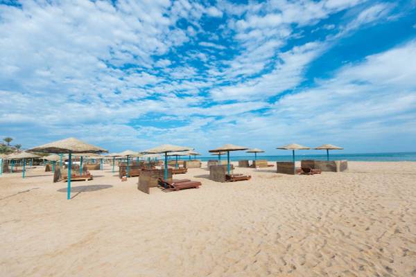 Sandstrand mit Liegen und Sonnenschirmen im Shams Safaga Resort