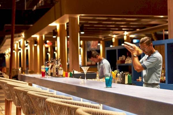 Cocktails und Angestellte in der Bar des Bandara Resort & Spa, Samui