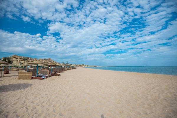 Strand mit Sonnenliegen und Sonnenschirmen vor dem Shams Safaga Resort