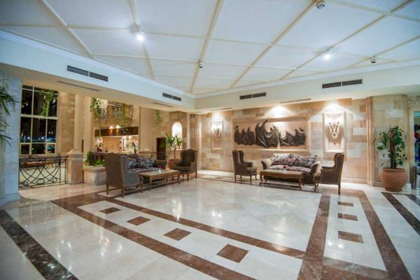 Lobby des Shams Safaga Resorts mit Möbeln und Pflanzen.