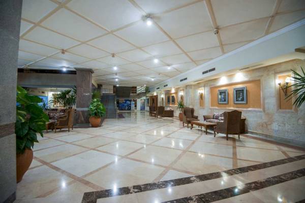 Lobby des Shams Safaga Resorts mit gefliestem Boden und Möbeln