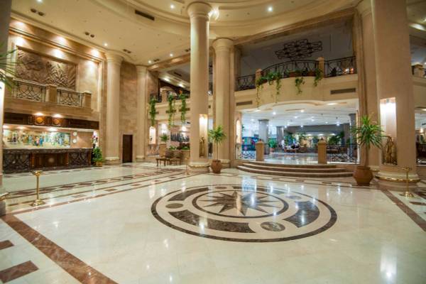 Empfangshalle des Shams Safaga Resorts mit großem Logo und gepflegter Einrichtung.